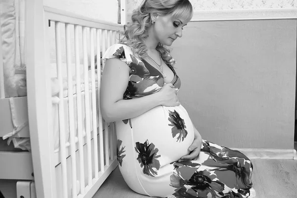 妊娠中の女の子の黒と白 — ストック写真