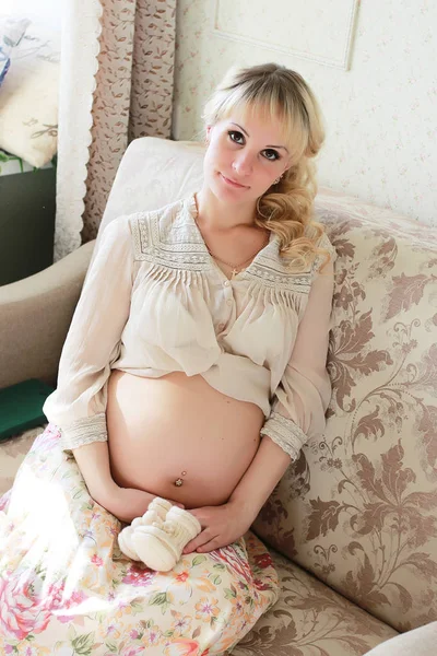 Piękna dziewczyna w ciąży Blondynka — Zdjęcie stockowe