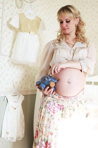 Güzel kız hamile sarışın — Stok fotoğraf