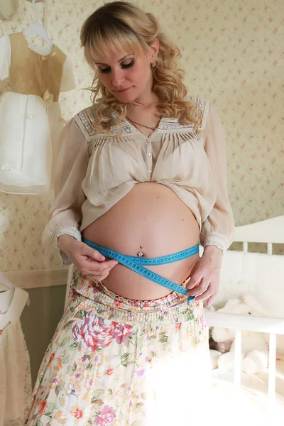 Όμορφο Κορίτσι Έγκυος Ξανθιά Ετοιμάζεται Γίνει Μια Μαμά — Φωτογραφία Αρχείου