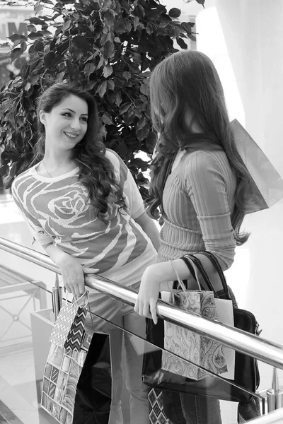 Chicas de compras foto en blanco y negro — Foto de Stock