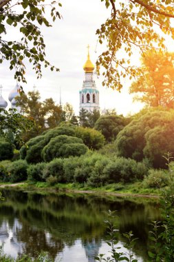 Katedral günbatımı ağaç üzerinde