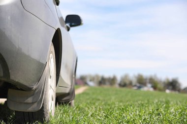 Araba alanında duruyor. Rur araba