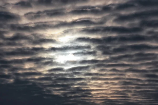 Nubes texturizadas en el cielo azul — Foto de Stock