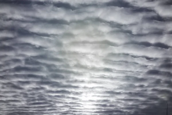 Getextureerde wolken in de nachtelijke hemel — Stockfoto