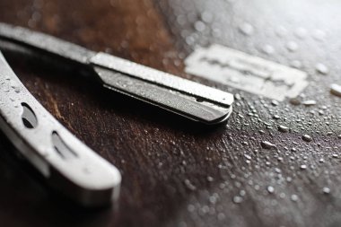 Ahşap arka planda tıraş aksesuarları 