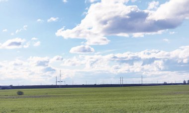 Yatay yaz mevsimindeyiz. Yeşil ağaç ve otların arasında kırsal arazi