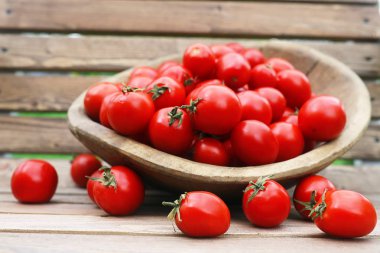 Taze domates bitki bir ahşap kase