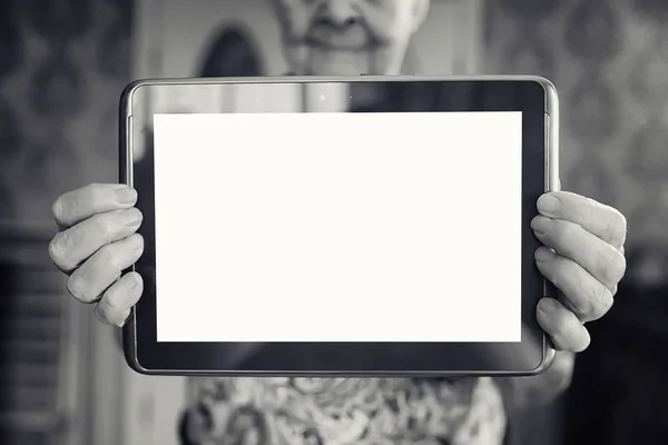Anciana sosteniendo la tableta — Foto de Stock