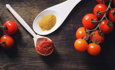 Dal taze kiraz domates ile. Olgun kırmızı domates.