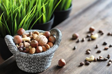 ahşap bir masa üzerinde lezzetli fındık