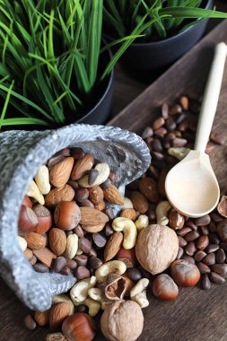 ahşap bir masa üzerinde lezzetli fındık