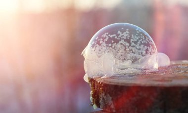 Sabun köpükleri soğukta donar. Kışın sabunlu su orada donar.