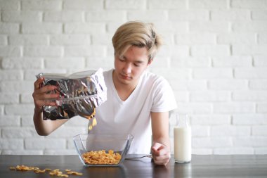 Kahvaltıda sütlü Mısır gevreği