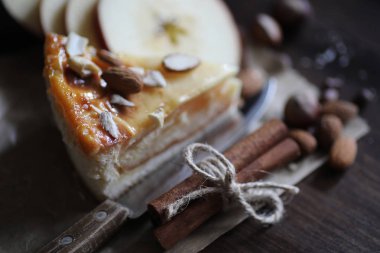 Tarçın ve meyve lezzetli pasta 