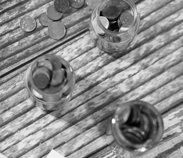 Coins in a jar on the floor. Accumulated coins on the floor. Sav — Stock Photo, Image