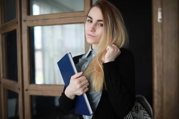 Junge hübsche blonde Mädchen Student — Stockfoto