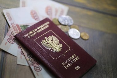 Belgeler ve para yerde