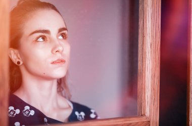 Islak saçlı güzel bir genç kız