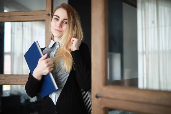 Joven chica rubia bonita estudiante —  Fotos de Stock