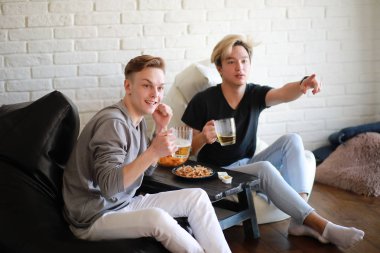 Futbol taraftarları maç ve içki bira izle