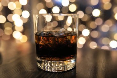 masada buz ile soğuk alkol içki bardak