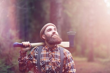 Büyük bir balta ile sakallı bir oduncu 