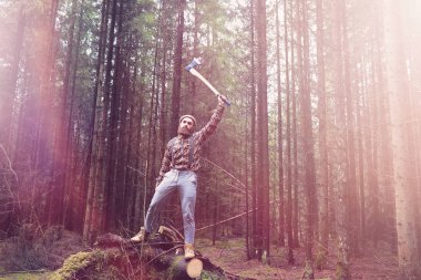 Büyük bir balta ile sakallı bir oduncu 