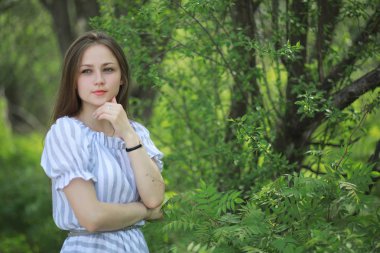 Bir kız bir bahar yeşil park