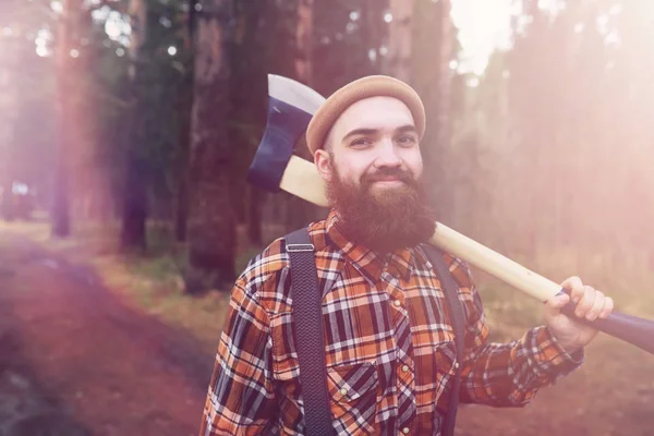 Ein bärtiger Holzfäller mit einer großen Axt — Stockfoto