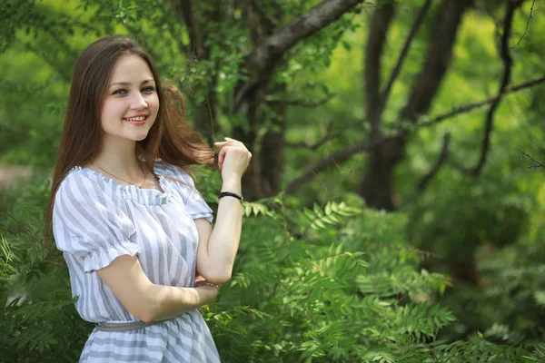 En flicka i en vårgrön park — Stockfoto