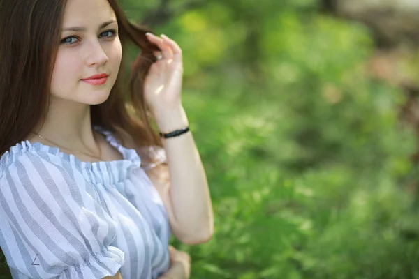 A girl in a spring green park — Stock Photo, Image