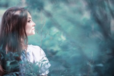 Bir kız bir bahar yeşil park