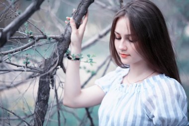 Bir kız bir bahar yeşil park