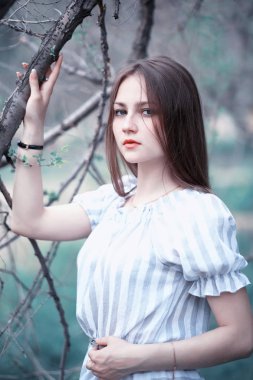 Bir kız bir bahar yeşil park