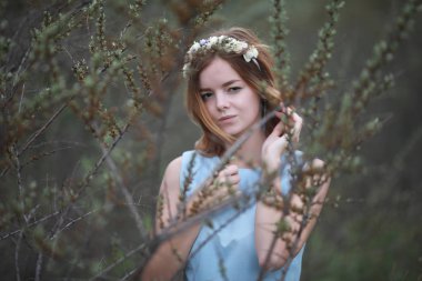 Yeşil Park mavi elbiseli kız