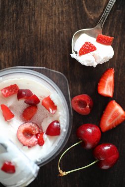 Taze çilek ve vişne ile yoğurt