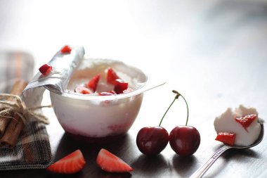 Taze çilek ve vişne ile yoğurt