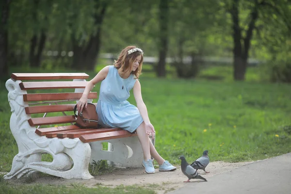 Flicka i blå klänning i grön park — Stockfoto