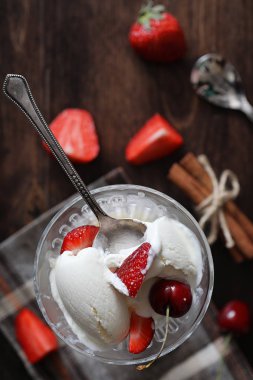 Taze çilek ve vişne ile yoğurt