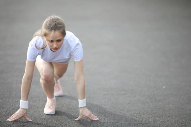 Egzersizleri yapıyor kız ve spor yaşam tarzı