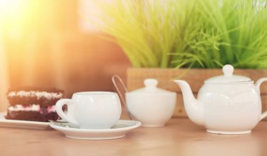 Bir içki ve bir sokak kafede tatlı su ısıtıcısı. Ket çay