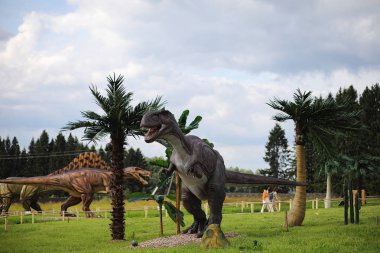 Dinozorlar Park. Bir dinazor doğa arka plan üzerinde. Oyuncak d