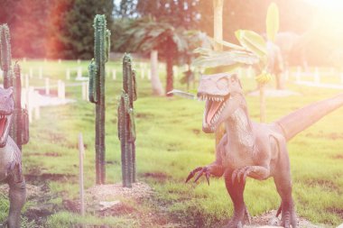 Dinozorlar Park. Bir dinazor doğa arka plan üzerinde. Oyuncak d