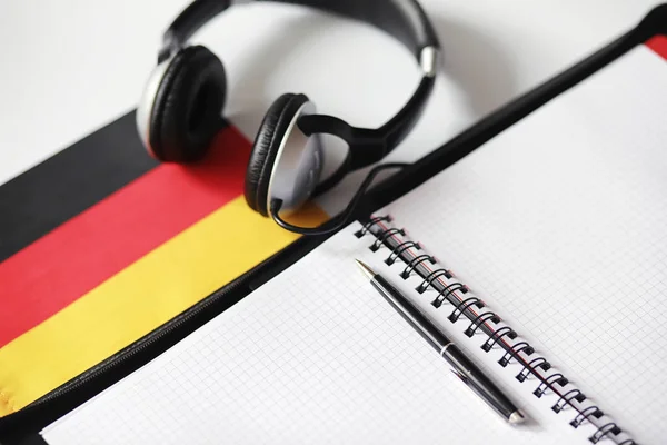 Imparare le lingue straniere. Blocco note per le voci e un flag. Lang. — Foto Stock