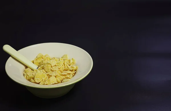 板のコーンフレーク。蜂蜜とミルのフレークから朝食します。 — ストック写真