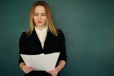 Genç öğretmen okul sınıf