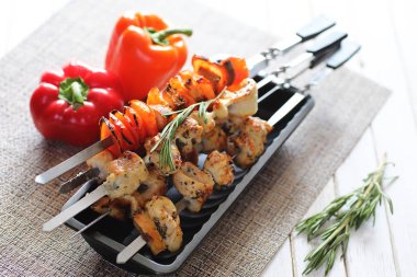 Beyaz masaya servis sebze ile metal şiş kebap pişmiş
