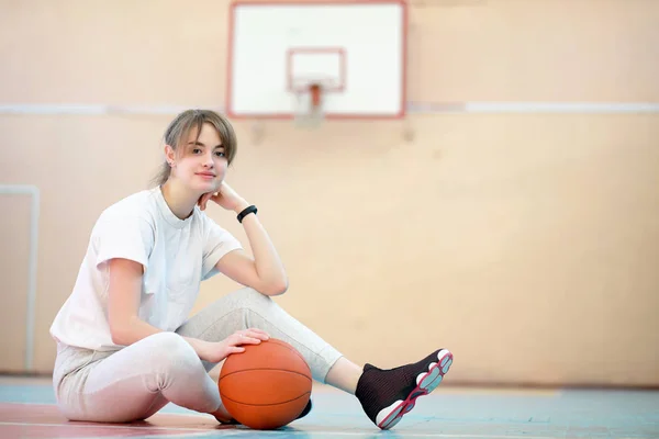 여자 농구는 체육관에서 — 스톡 사진