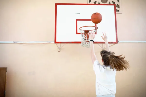 Chica en el gimnasio jugando baloncesto — Foto de Stock